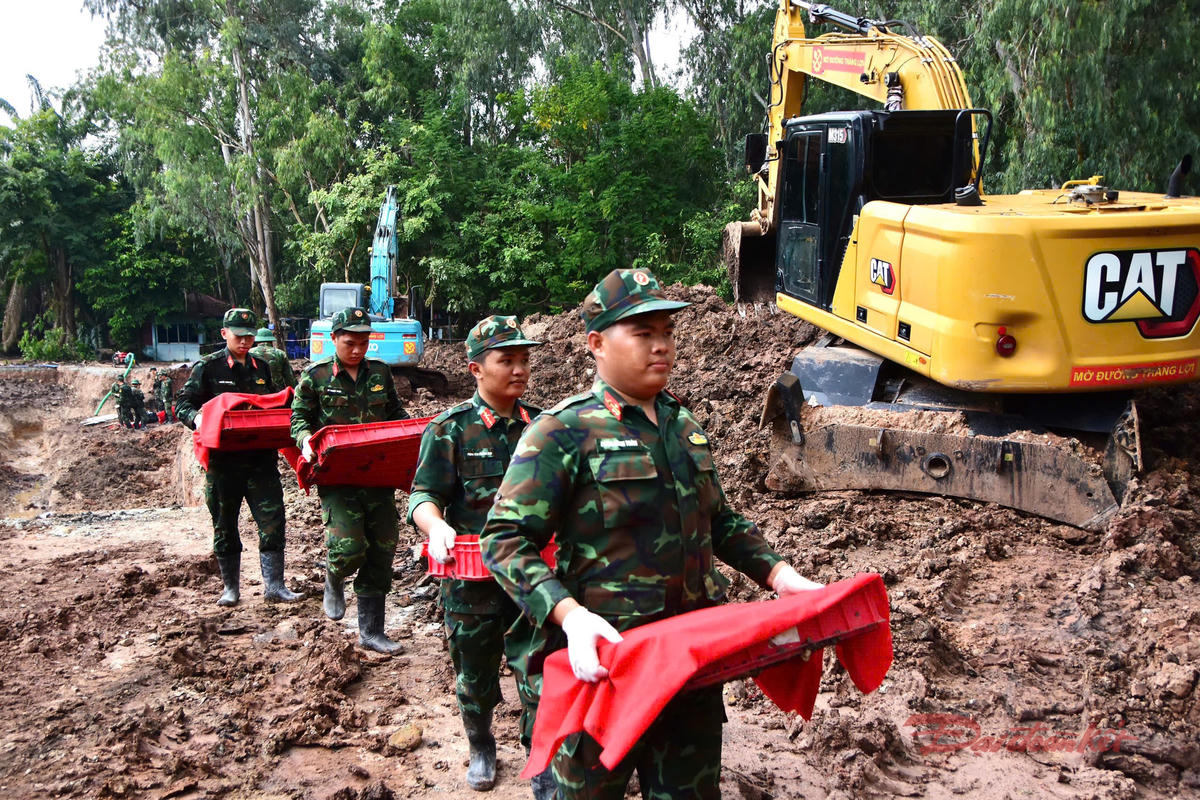 Lực lượng làm nhiệm vụ tìm kiếm hài cốt tại công viên Lê Thị Riêng. Ảnh: BTL