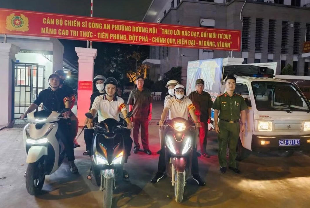 Công an phường Dương Nội cùng lực lượng an ninh trật tự tại cơ sở triển khai đội hình tuần tra, kiểm soát khép kín địa bàn trong đêm. Ảnh: Đức Anh