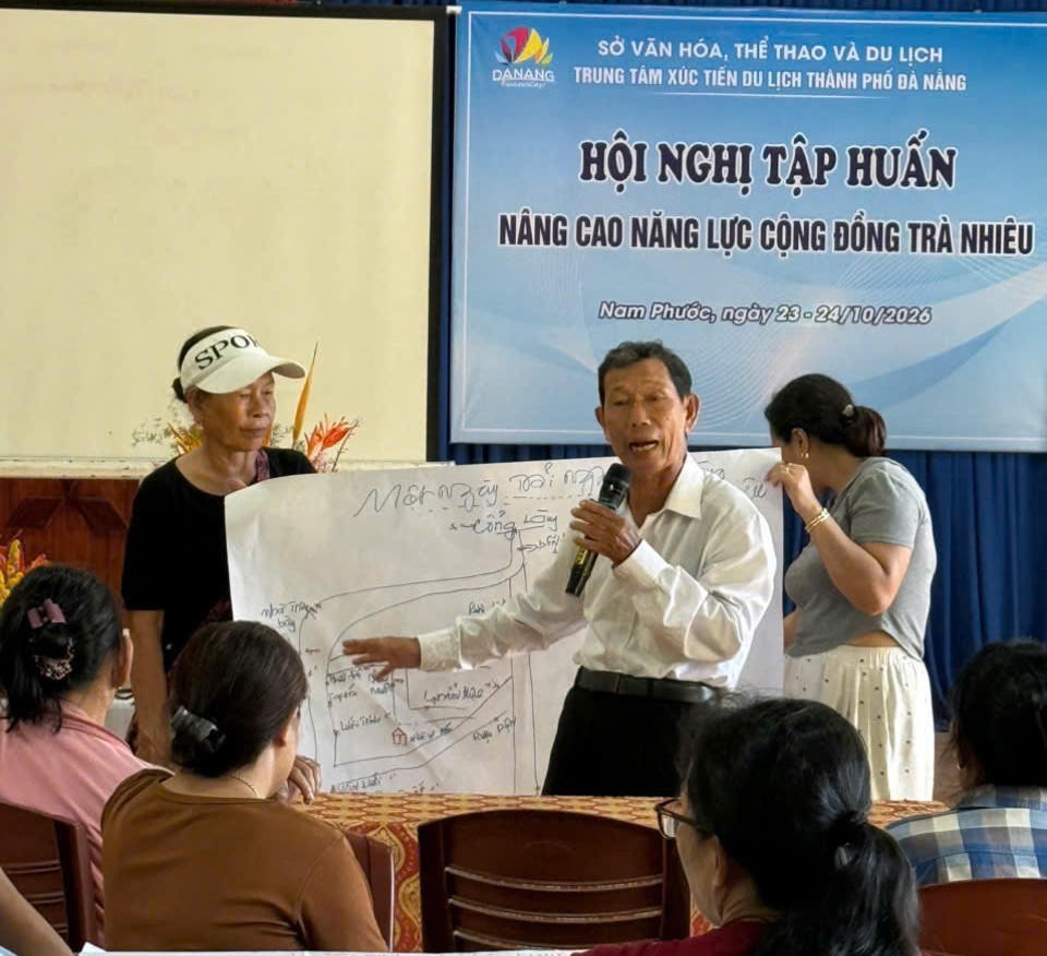 Các chuyên đề kết hợp giữa trao đổi kiến thức và thực hành, giúp người dân vận dụng vào điều kiện thực tế hoạt động du lịch. Ảnh: Thùy Trang.