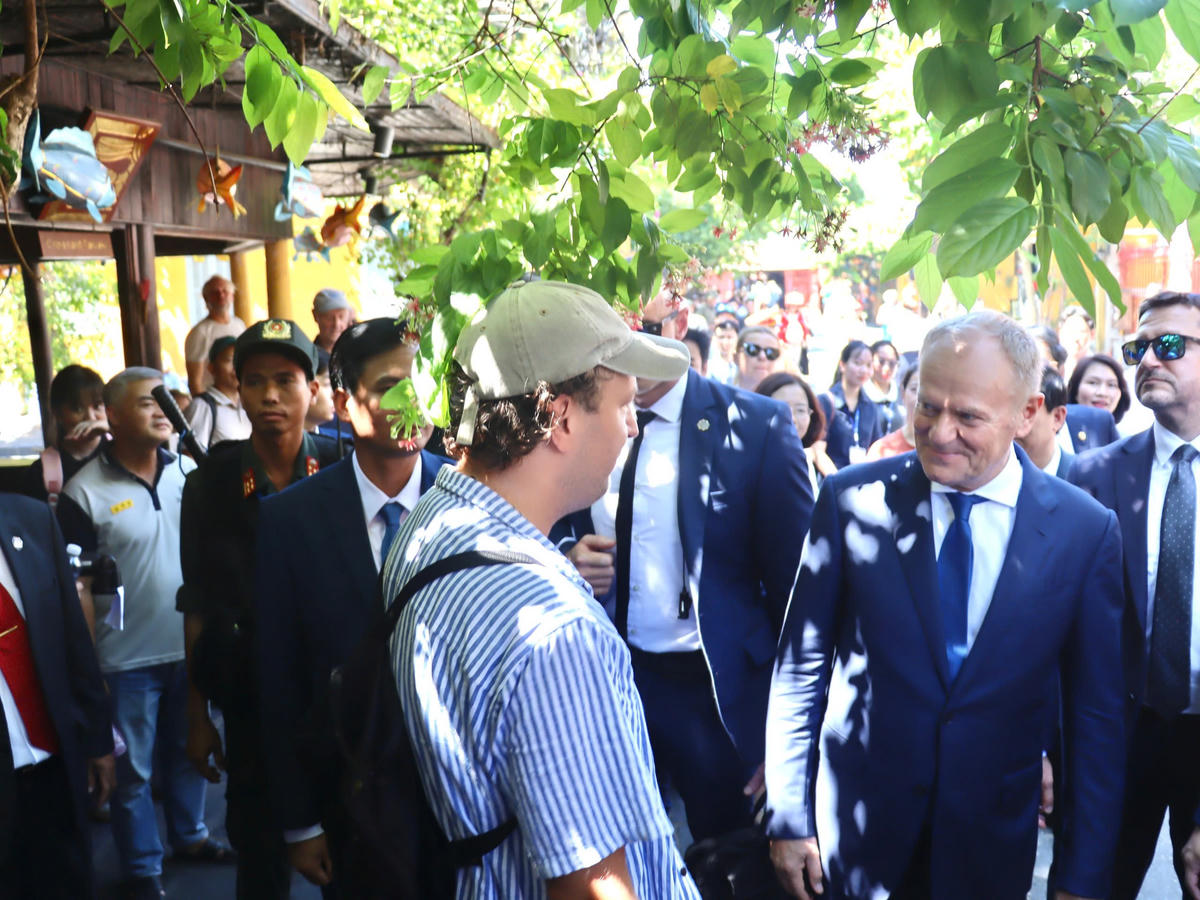 Thủ tướng Ba Lan Donald Tusk trò chuyện với du khách ở phố cổ Hội An. Ảnh: CĐ.
