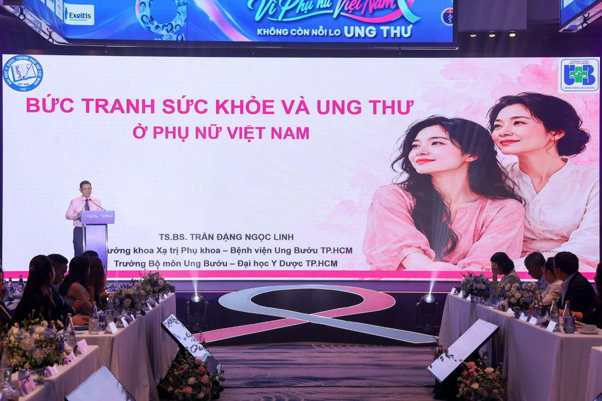 Chuyên gia ung bướu nhấn mạnh vai trò của việc kiểm tra sức khỏe, tầm soát sớm. Ảnh: Trần Anh.