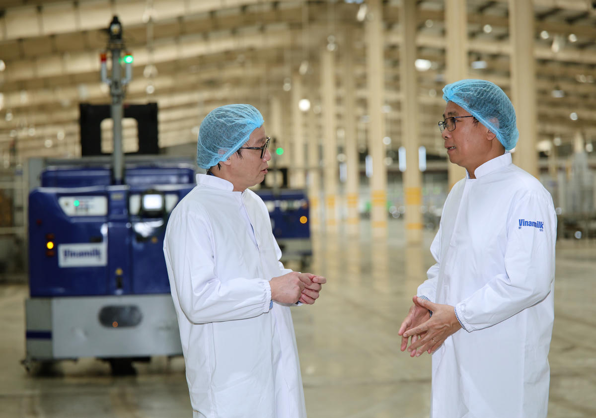 Ông Đinh Hồng Kỳ, Chủ tịch Hiệp hội Doanh nghiệp Xanh TP.HCM (bên trái) trong chuyến thăm quan Nhà máy Mega của Vinamilk (Ảnh: Nguyễn Hoàng).