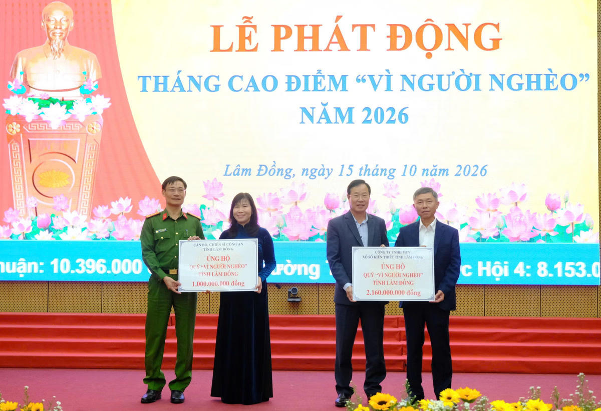 Đại diện Ủy ban MTTQ Việt Nam tỉnh Lâm Đồng nhận số tiền ủng hộ của các đơn vị.