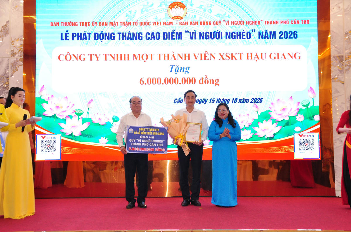 Công ty Xổ số kiến thiết Hậu Giang ủng hộ Quỹ “Vì người nghèo” thành phố tại lễ phát động.