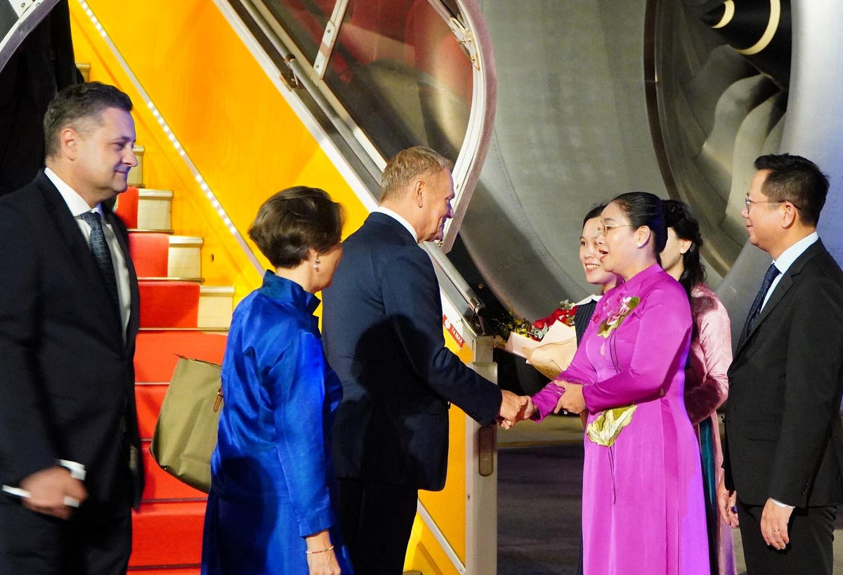 Phó Chủ tịch UBND TP Nguyễn Thị Anh Thi (bên phải) bắt tay, chào mừng Thủ tướng Ba Lan Donald Tusk (bên trái) đến thăm TP Đà Nẵng. Ảnh: VA.