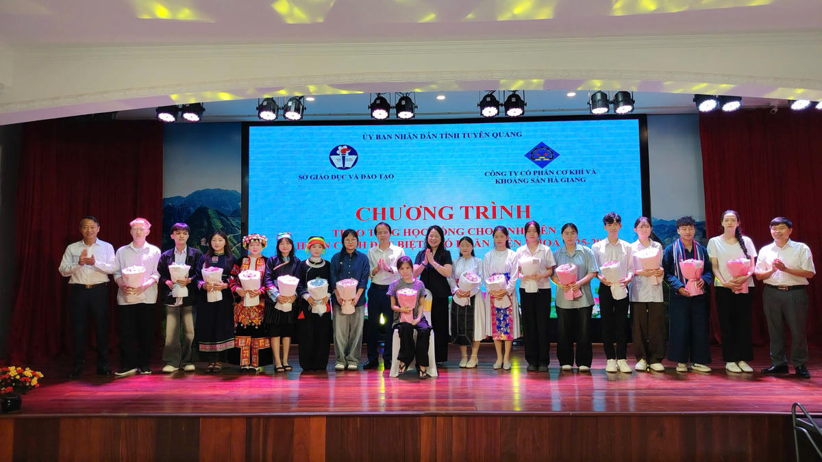 Đại diện Sở Giáo dục và Đào tạo tỉnh Tuyên Quang và Công ty Cổ phần Cơ khí và Khoáng sản Hà Giang  trao học bổng cho sinh viên có hoàn cảnh khó khăn.