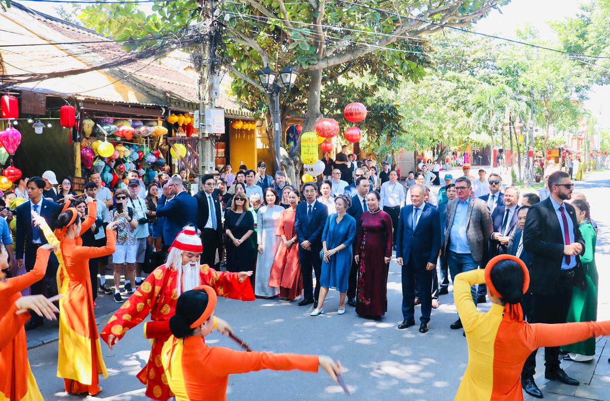 Biểu diễn nghệ thuật truyền thống phục vụ đoàn đại biểu Cộng hòa Ba Lan. Ảnh: QT.