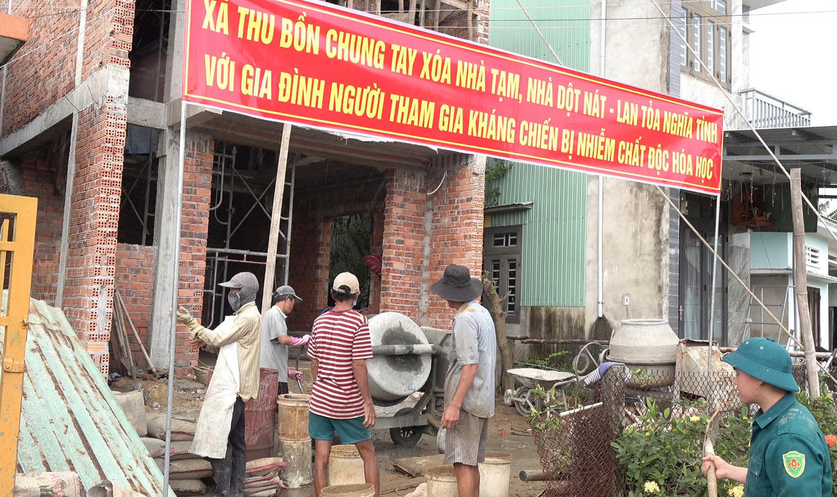 Lực lượng chức năng xã Thu Bồn giúp người dân có hoàn cảnh khó khăn xây dựng nhà cửa. Ảnh: QS.