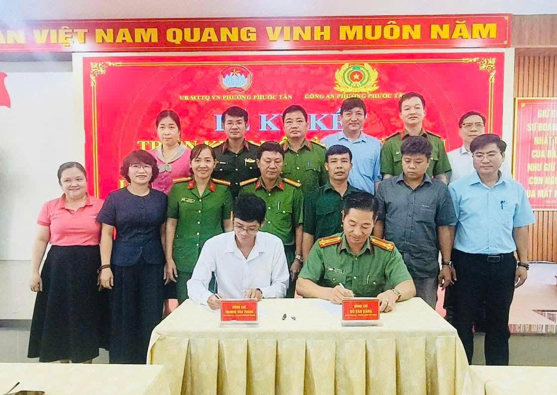 Đồng chí Trương Văn Thành - Chủ tịch UBMTTQVN phường và Đồng chí Thượng tá Đỗ Văn Bằng tại buổi lễ ký kết. Ảnh: A.T
