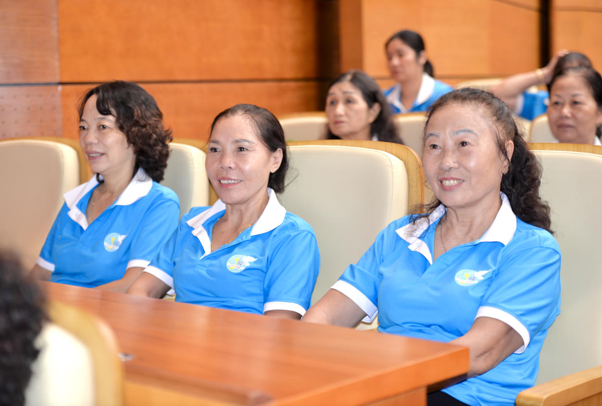 Các hội viên phụ nữ tích cực hưởng ứng chương trình.