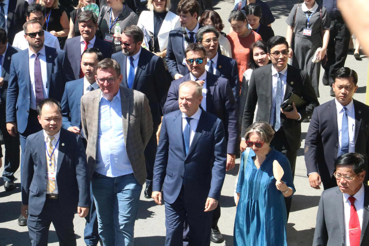 Thủ tướng Ba Lan Donald Tusk (ở giữa) tham quan phố cổ Hội An. Ảnh: TT.