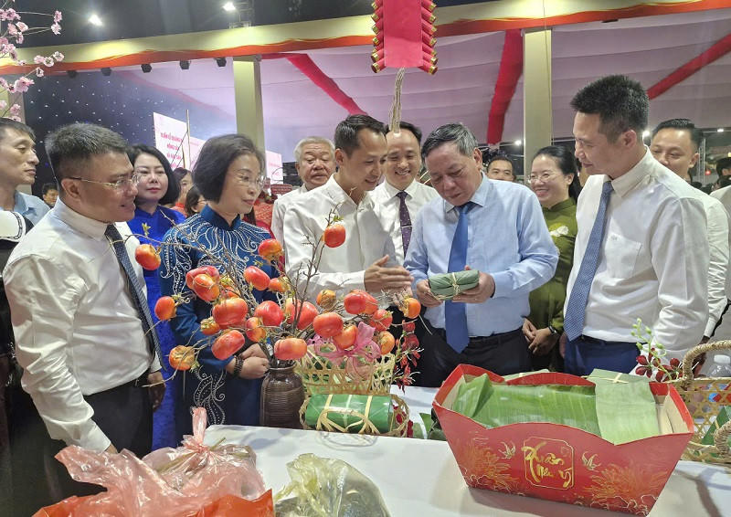 Các đại biểu tham quan các gian hàng. Ảnh: HNM