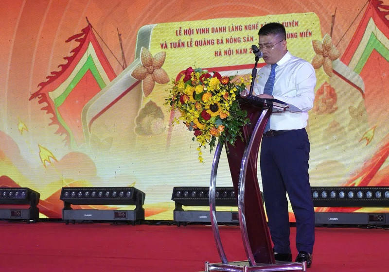 Phó Chủ tịch Thường trực UBND xã Phú Xuyên Nguyễn Thành Chung phát biểu tại lễ khai mạc. Ảnh: HNM