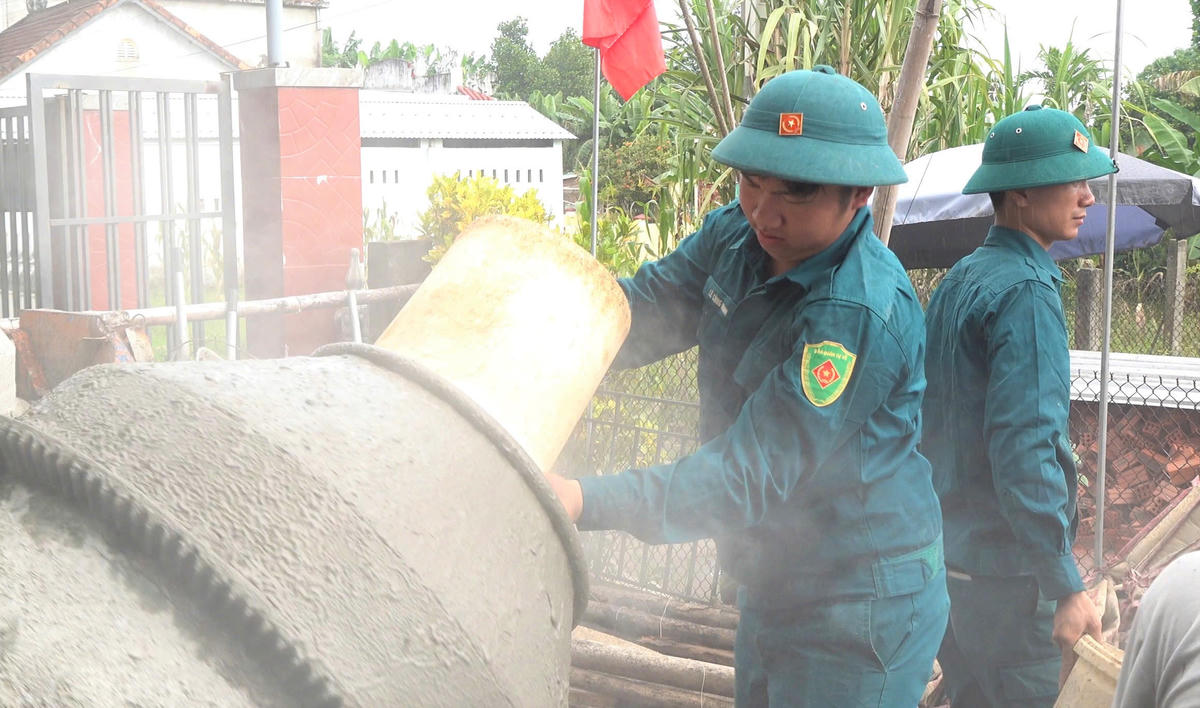 Lực lượng chức năng TP Đà Nẵng đang giúp người dân có hoàn cảnh khó khăn xây dựng nhà cửa. Ảnh: QS.