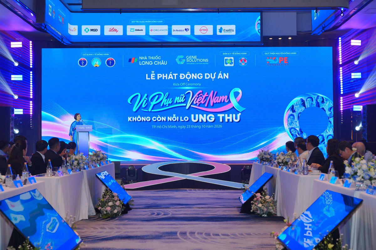 Bà Nguyễn Đỗ Quyên - Phó Tổng Giám đốc FPT Retail kiêm Giám đốc Điều hành Hệ thống Nhà thuốc và Tiêm chủng Long Châu chia sẻ về tầm nhìn của dự án. Ảnh: Trần Anh.
