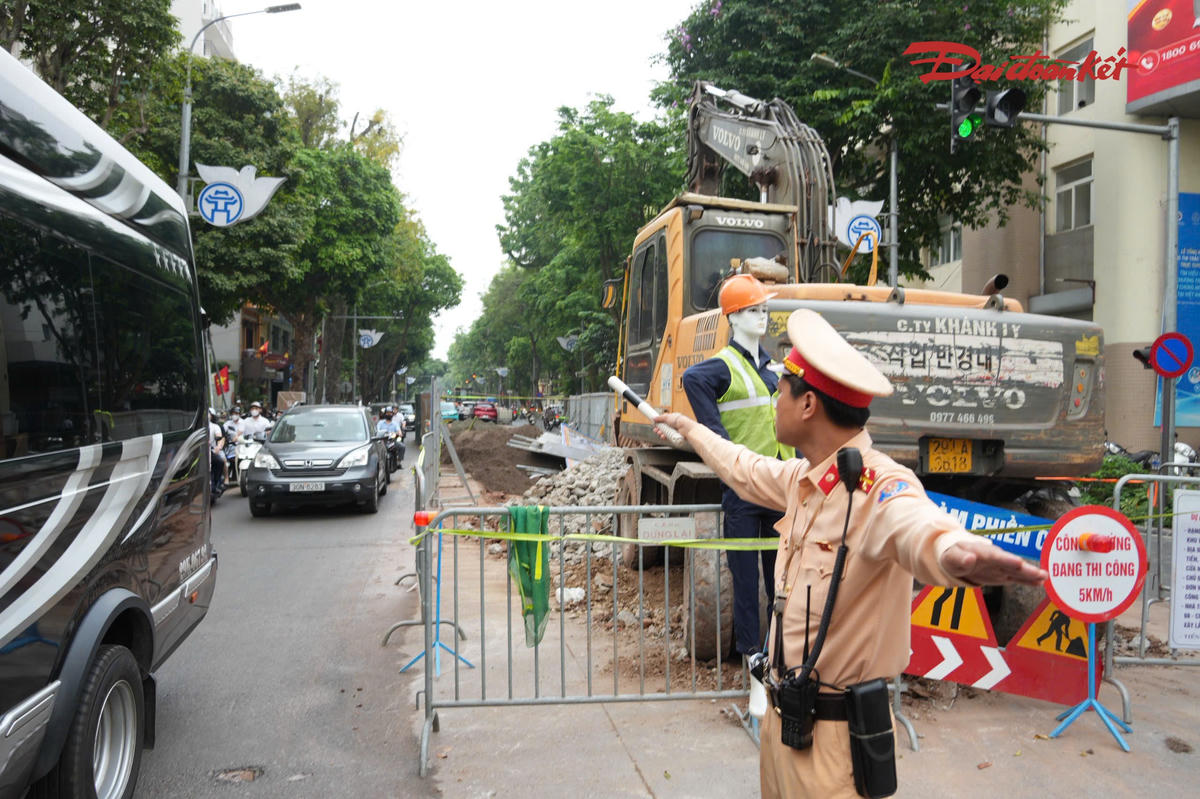 Người tham gia giao thông cần tuân thủ hướng dẫn của lực lượng chức năng khi di chuyển qua các khu vực thi công.