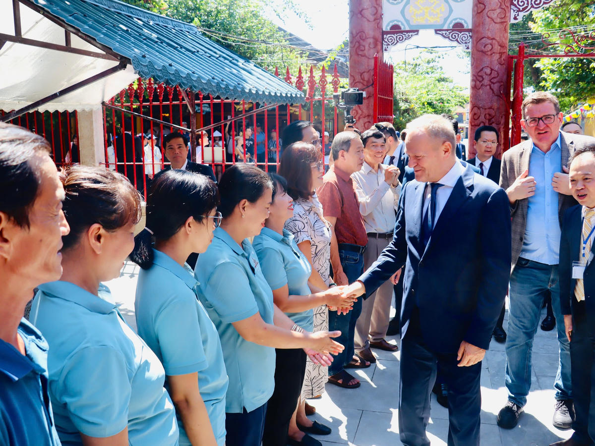 Thủ tướng Ba Lan Donald Tusk bắt tay chào người dân phố cổ Hội An. Ảnh: CĐ.