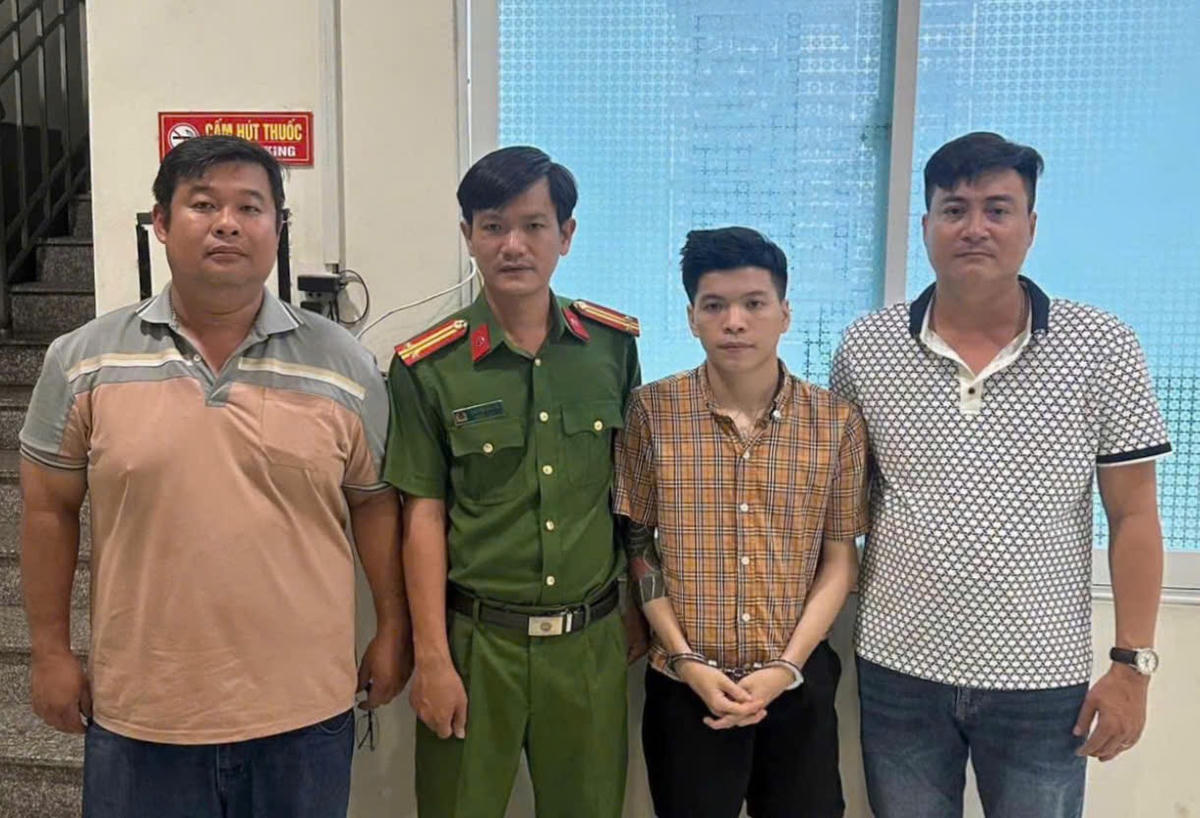 Đối tượng bị Công an bắt giữ. Anh: CA cũng cấp