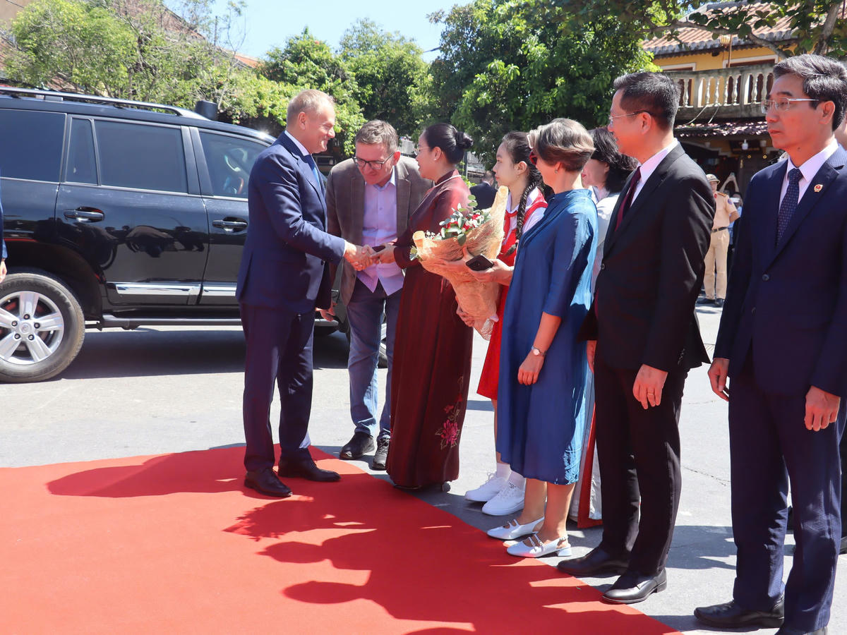 Lãnh đạo TP Đà Nẵng tặng hoa, chào đón Thủ tướng Thủ tướng Ba Lan Donald Tusk tới tham quan phố cổ Hội An. Ảnh: TT.