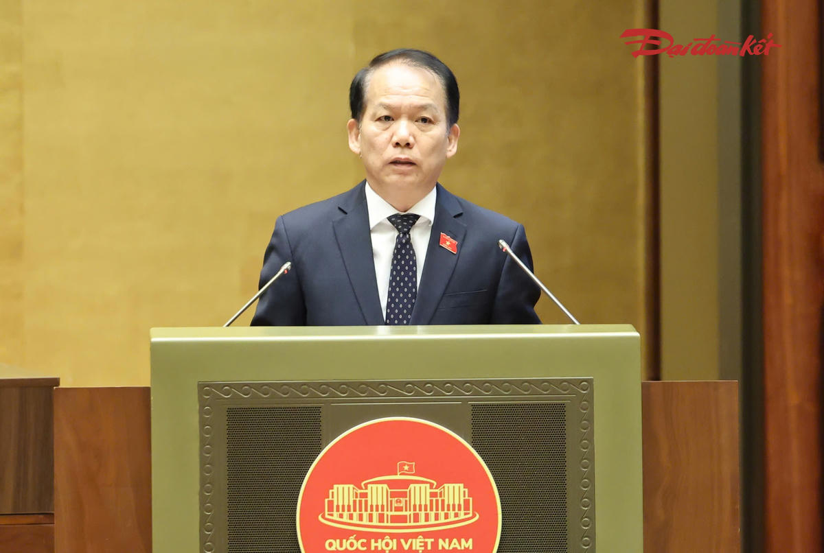 Bộ trưởng Bộ Tư pháp Hoàng Thanh Tùng trình bày Tờ trình. Ảnh: Quang Vinh