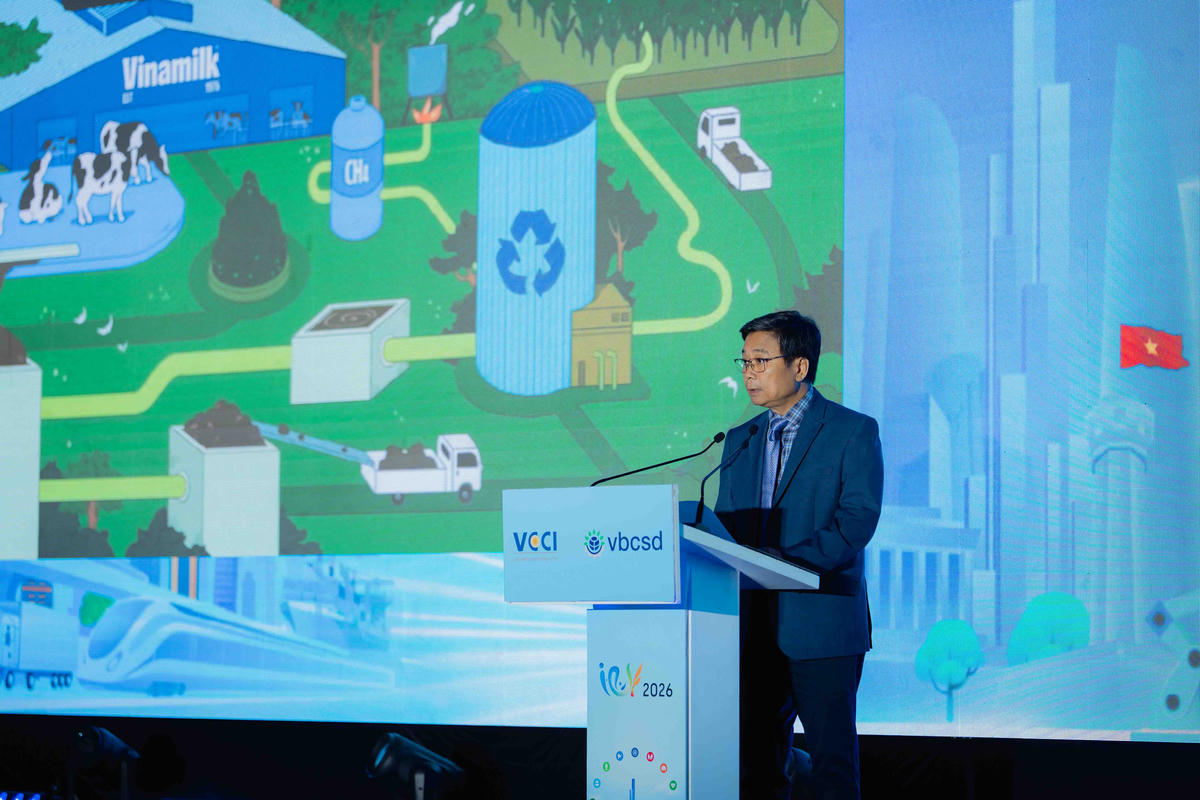 Ông Lê Hoàng Minh, Giám đốc Điều hành Sản xuất kiêm Trưởng dự án Net Zero Vinamilk trình bày tham luận “Tạo tác động vượt ra ngoài doanh nghiệp: Hành trình lan tỏa phát triển bền vững đến cộng đồng của Vinamilk” tại VCSF 2026 (Ảnh: BTC).
