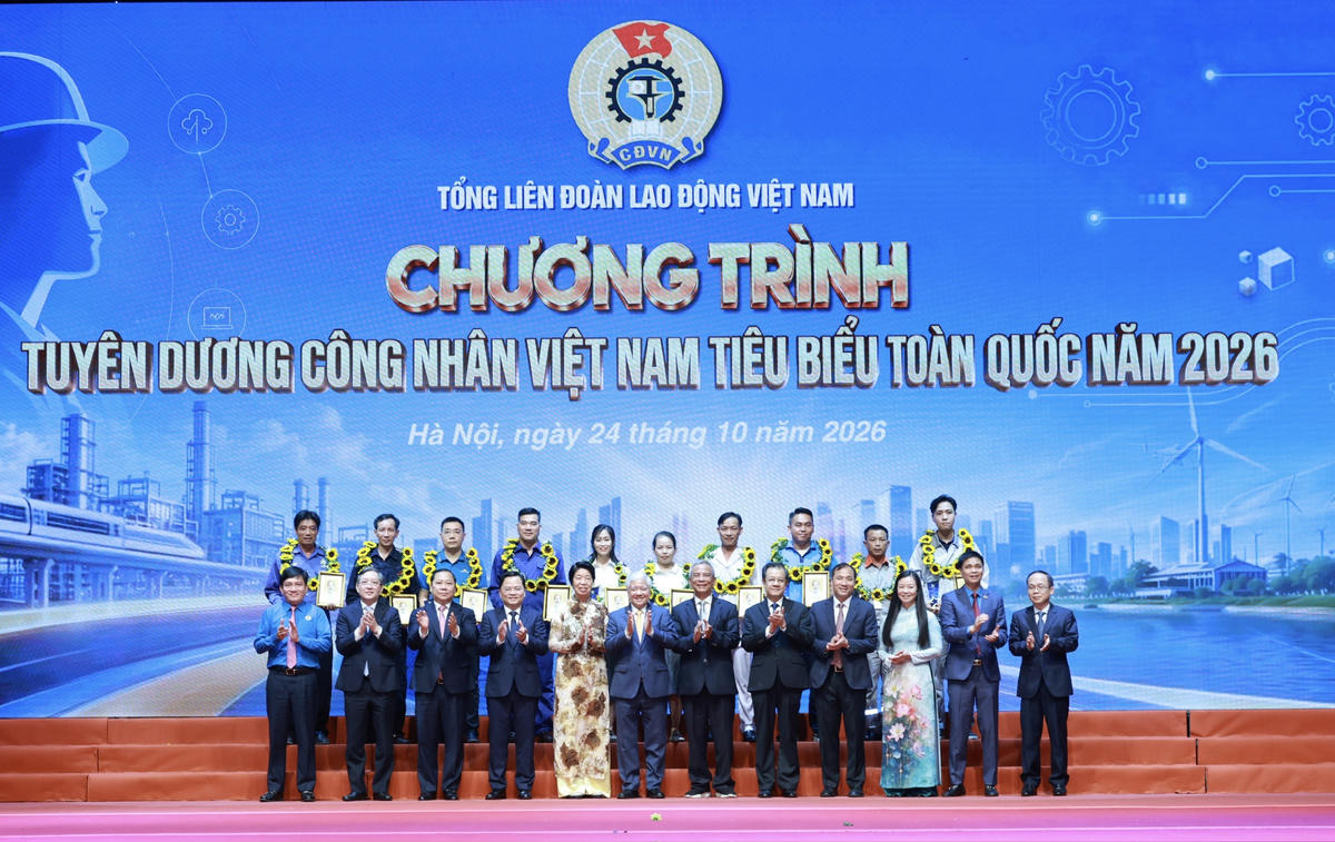 Ông Đỗ Văn Chiến, Ủy viên Bộ Chính trị, Phó Chủ tịch Thường trực Quốc hội; ông Nguyễn Anh Tuấn, Phó Chủ tịch Ủy ban Trung ương MTTQ Việt Nam, Chủ tịch Tổng LĐLĐ Việt Nam cùng các lãnh đạo, nguyên lãnh đạo tuyên dương Công nhân Việt Nam tiêu biểu toàn quốc năm 2026. Ảnh: Hải Nguyễn