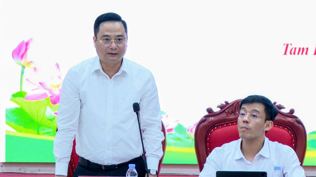 Ông Bùi Văn Sáng – Bí thư Đảng ủy, Chủ tịch HĐND xã phát biểu tại hội nghị