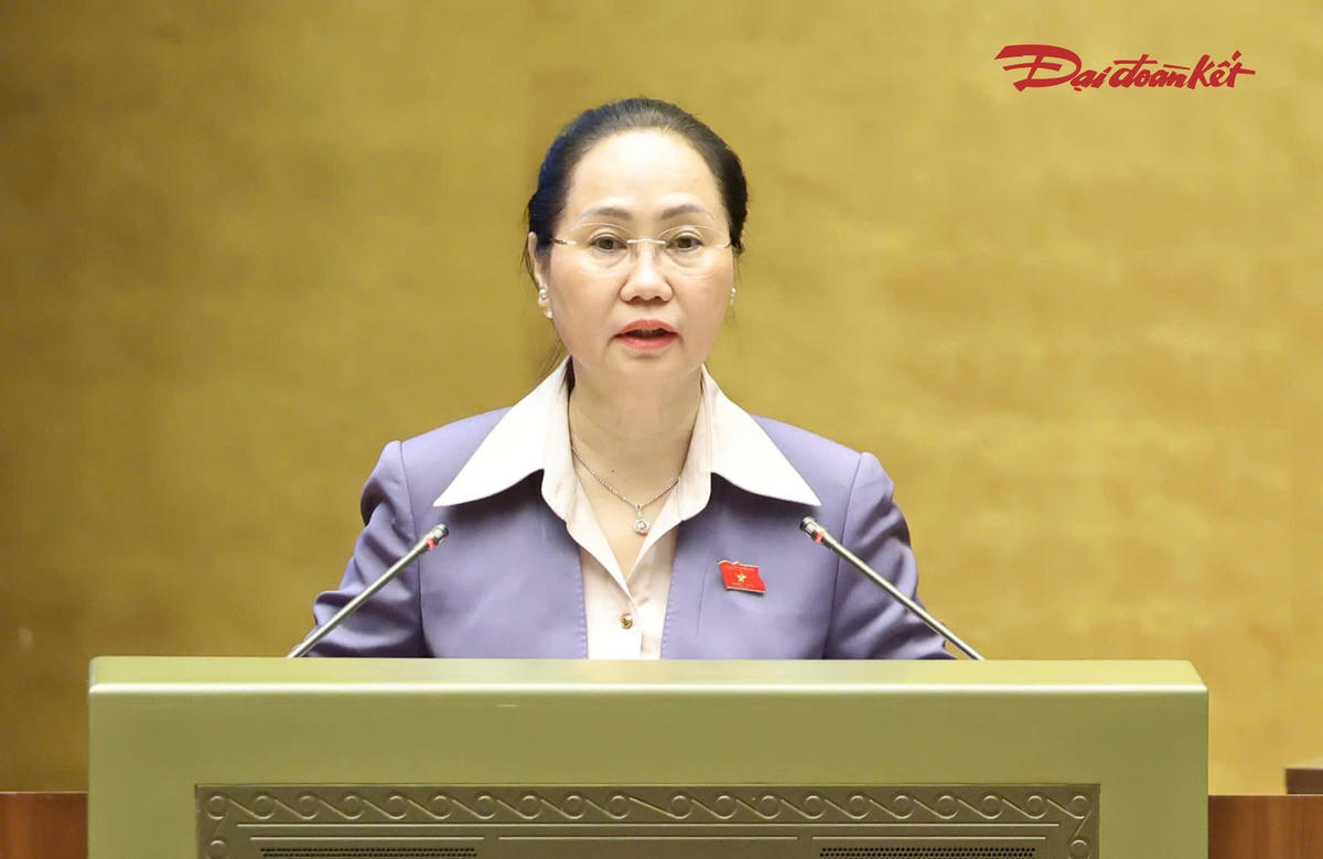 Bộ trưởng Lâm Thị Phương Thanh trình bày Tờ trình về dự án Luật Phát triển công nghiệp văn hóa. Ảnh: Quang Vinh