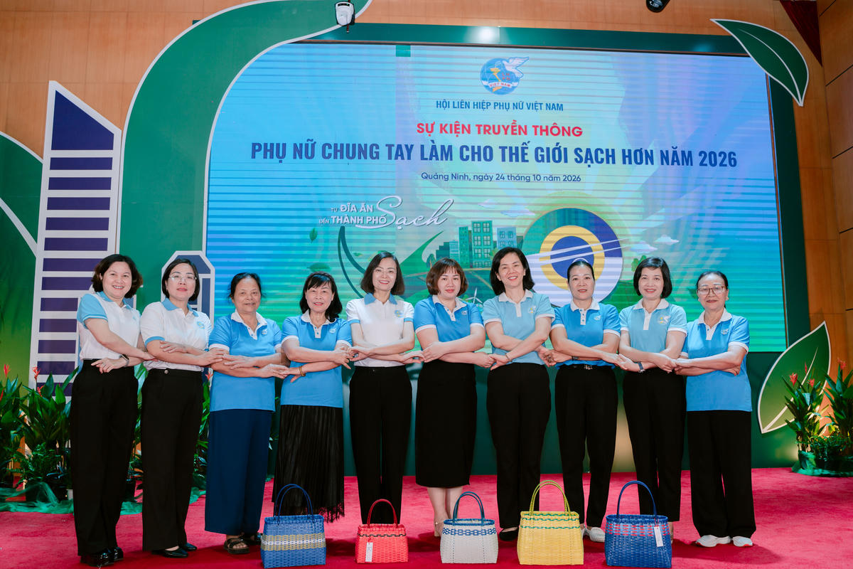 Các đại biểu chụp ảnh lưu niệm, lan tỏa tinh thần chung tay bảo vệ môi trường.
