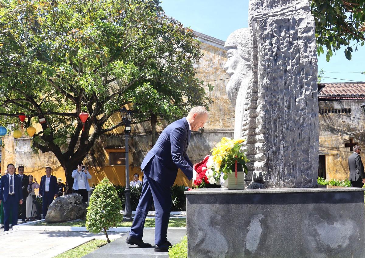 Thủ tướng Cộng hòa Ba Lan Donald Tusk đặt hoa tại tượng đài kiến trúc sư Kazimierz Kwiatkowski. Ảnh: QT.