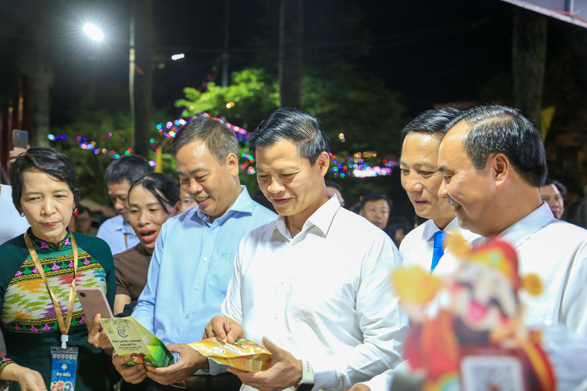 Đại biểu tham quan các gian hàng trưng bày tại Nhà văn hóa Vân Kiều - Pa Kô (xã Khe Sanh) trước lễ khai mạc. Ảnh: Đỗ Văn.