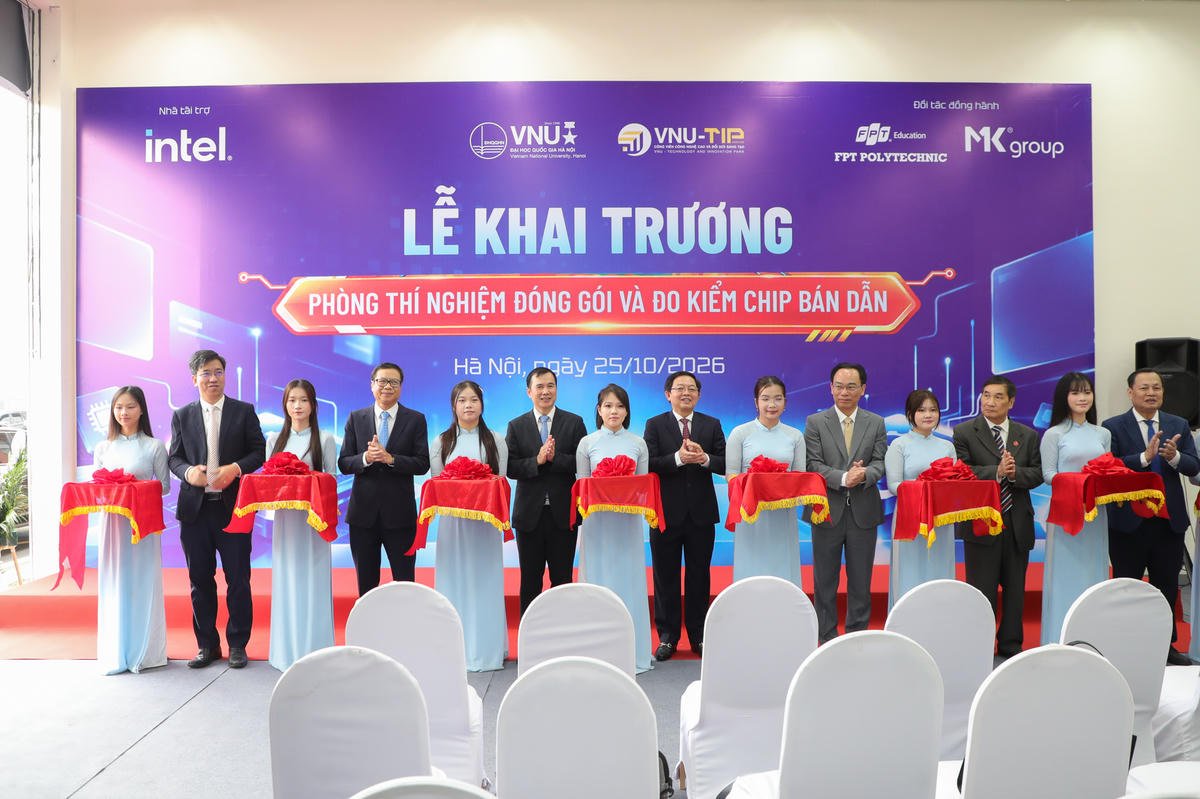 Lễ khai trương Phòng thí nghiệm đóng gói và đo kiểm chip bán dẫn tại Công viên Công nghệ cao và Đổi mới sáng tạo. Ảnh: VNU.