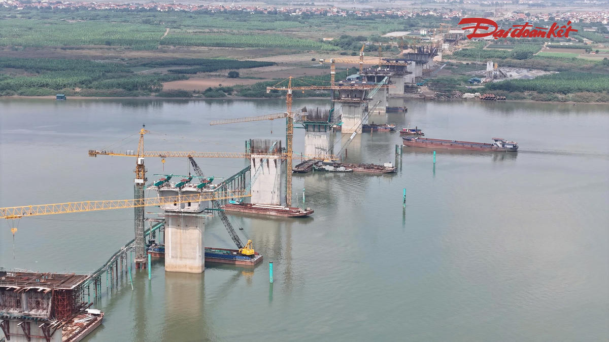Đến giữa tháng 10/2026, các nhà thầu đã triển khai đúc đốt K0, tức đốt dầm đầu tiên trên đỉnh trụ, tại 10/19 trụ cầu chính. Đây là bước khởi đầu cho quá trình hình thành kết cấu các nhịp cầu vượt sông Hồng.