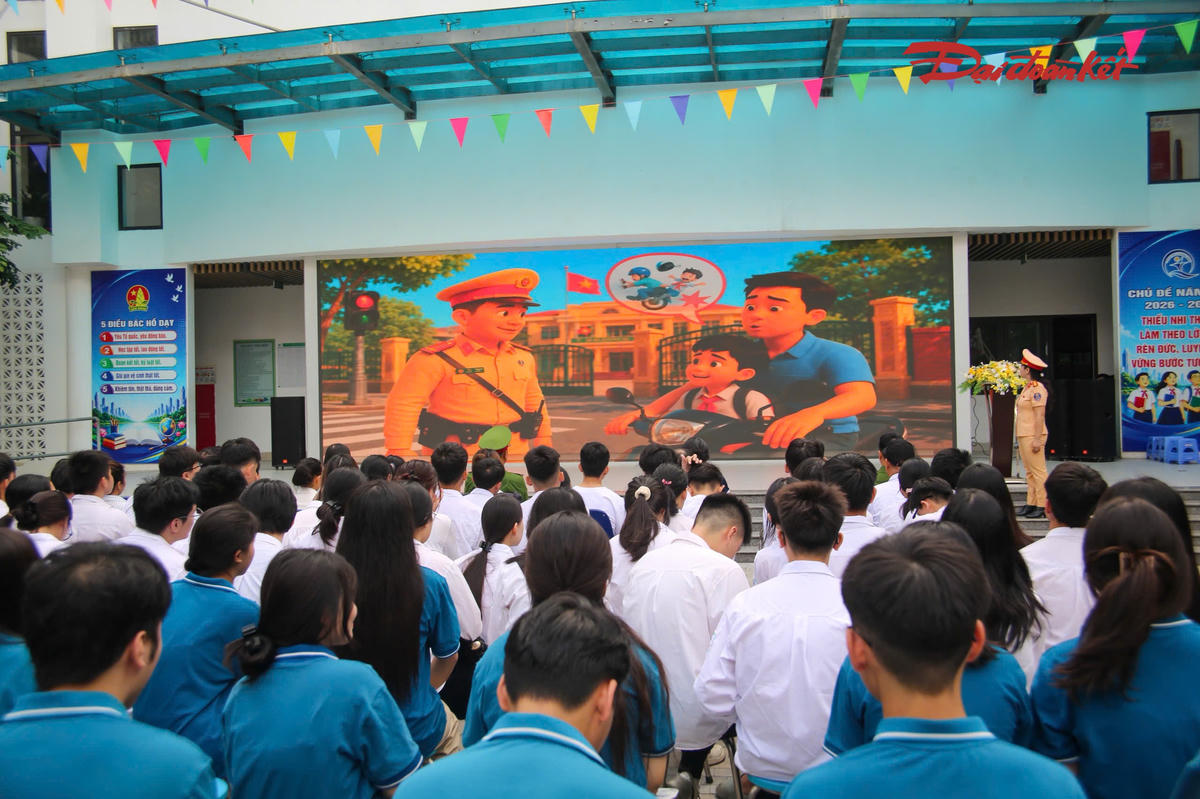 Tại chương trình, báo cáo viên Phòng CSGT đã phổ biến các quy định của pháp luật về trật tự, an toàn giao thông, đồng thời thông tin về chiến dịch bồi dưỡng kỹ năng lái xe mô tô, xe gắn máy an toàn đang được triển khai trên địa bàn Hà Nội.