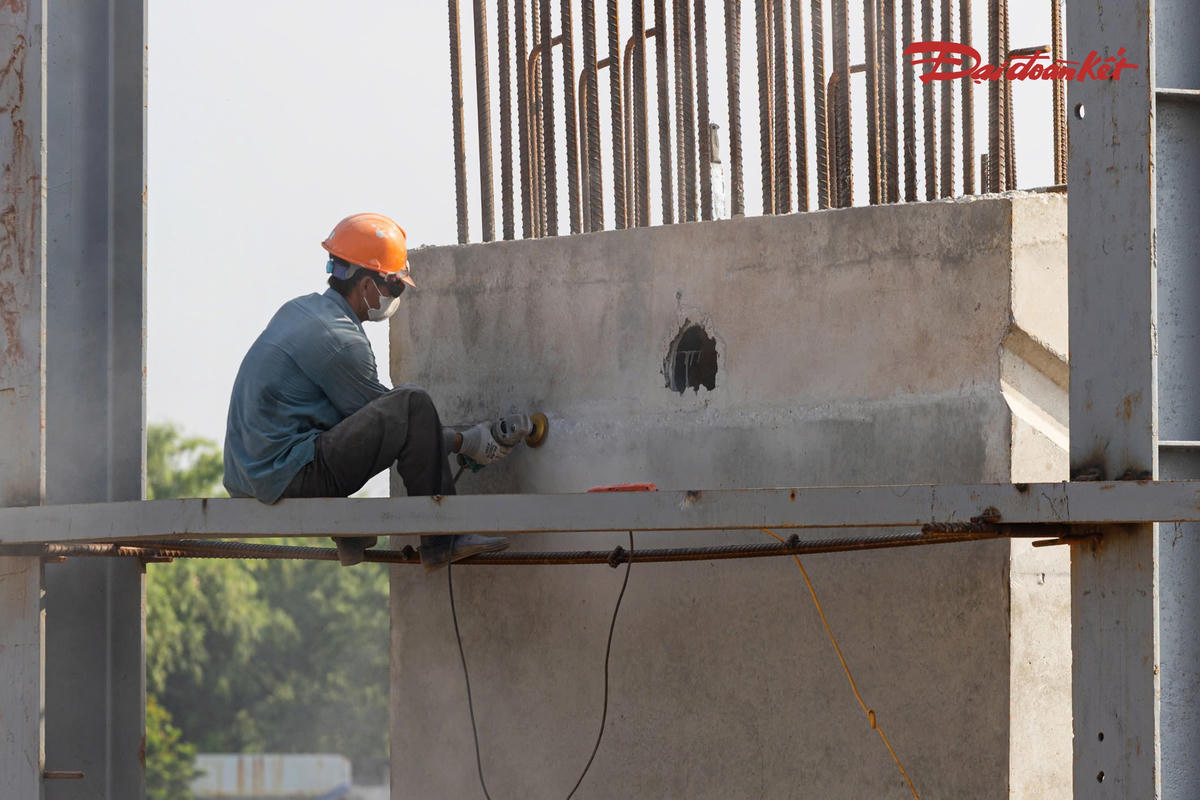 Những phiến dầm đầu tiên xuất hiện tại cầu Hồng Hà gần 10.000 tỷ đồng