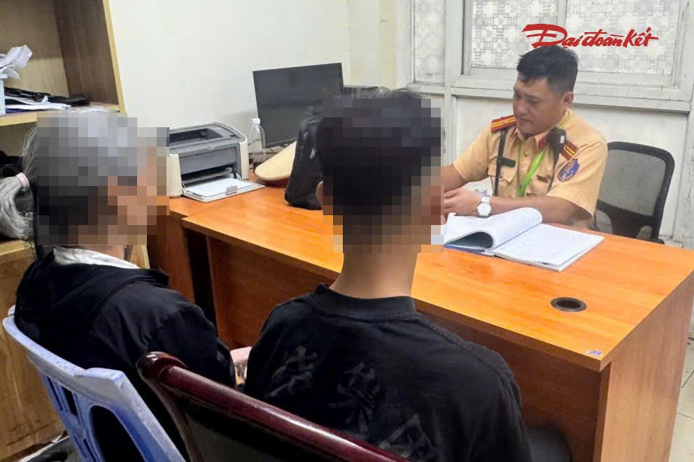 Hà Nội: Hai học sinh đi xe máy điện lạng lách, đánh võng, phụ huynh bị phạt 9 triệu đồng- Ảnh 2.