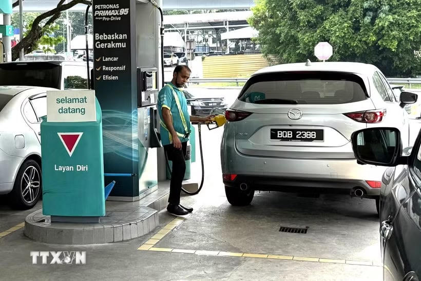 Một trạm xăng dầu của Petronas tại Kuala Lumpur. Ảnh: TTXVN.