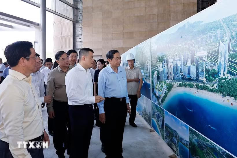 Chủ tịch Quốc hội Trần Thanh Mẫn cùng Đoàn công tác đến kiểm tra Dự án Trung tâm Hội nghị APEC. (Ảnh: Doãn Tấn/TTXVN).