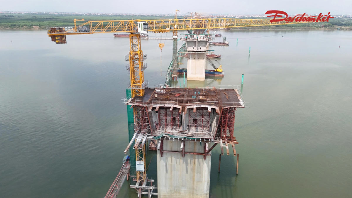 Những phiến dầm đầu tiên xuất hiện tại cầu Hồng Hà gần 10.000 tỷ đồng
