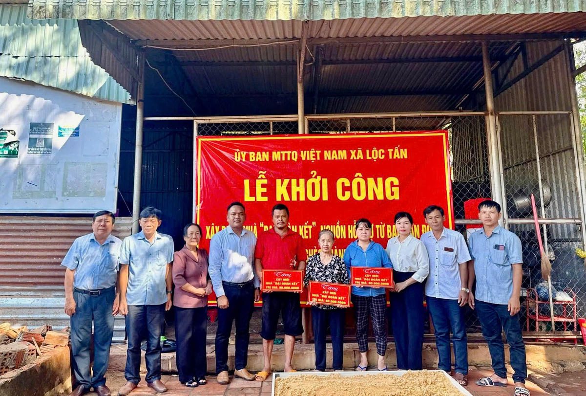 Lãnh đạo xã Lộc Tấn và các nhà tài trợ trao tặng nhà Đại Đoàn kết cho người dân. Ảnh: A.T