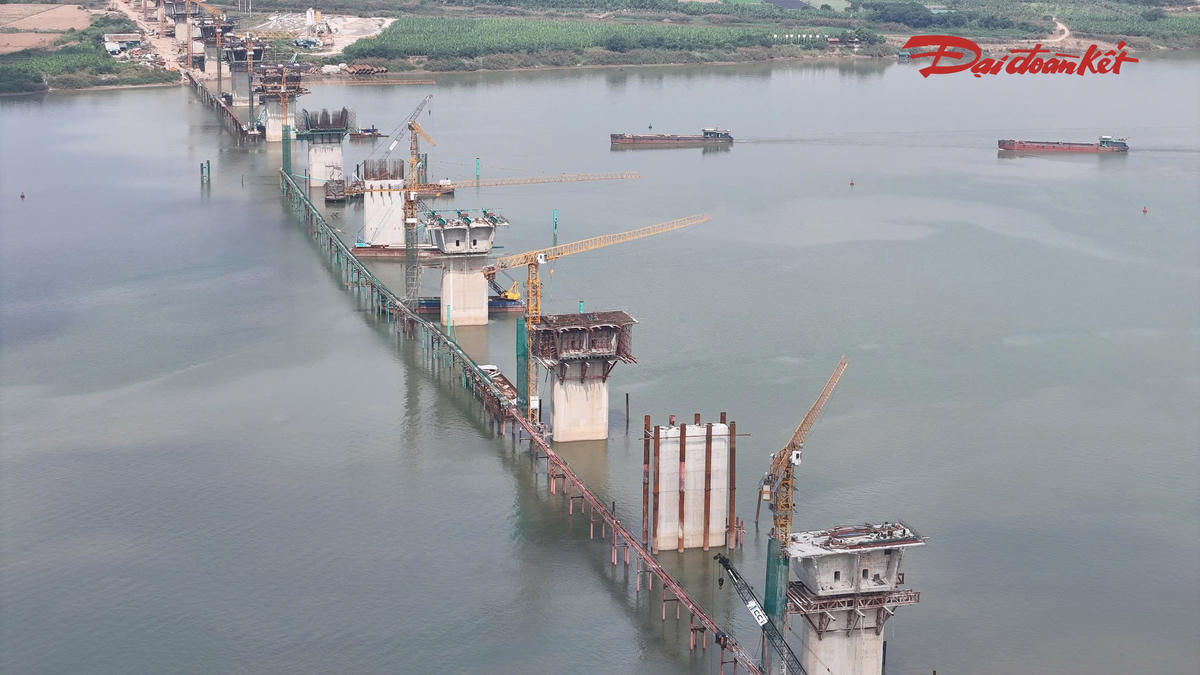 Những phiến dầm đầu tiên xuất hiện tại cầu Hồng Hà gần 10.000 tỷ đồng