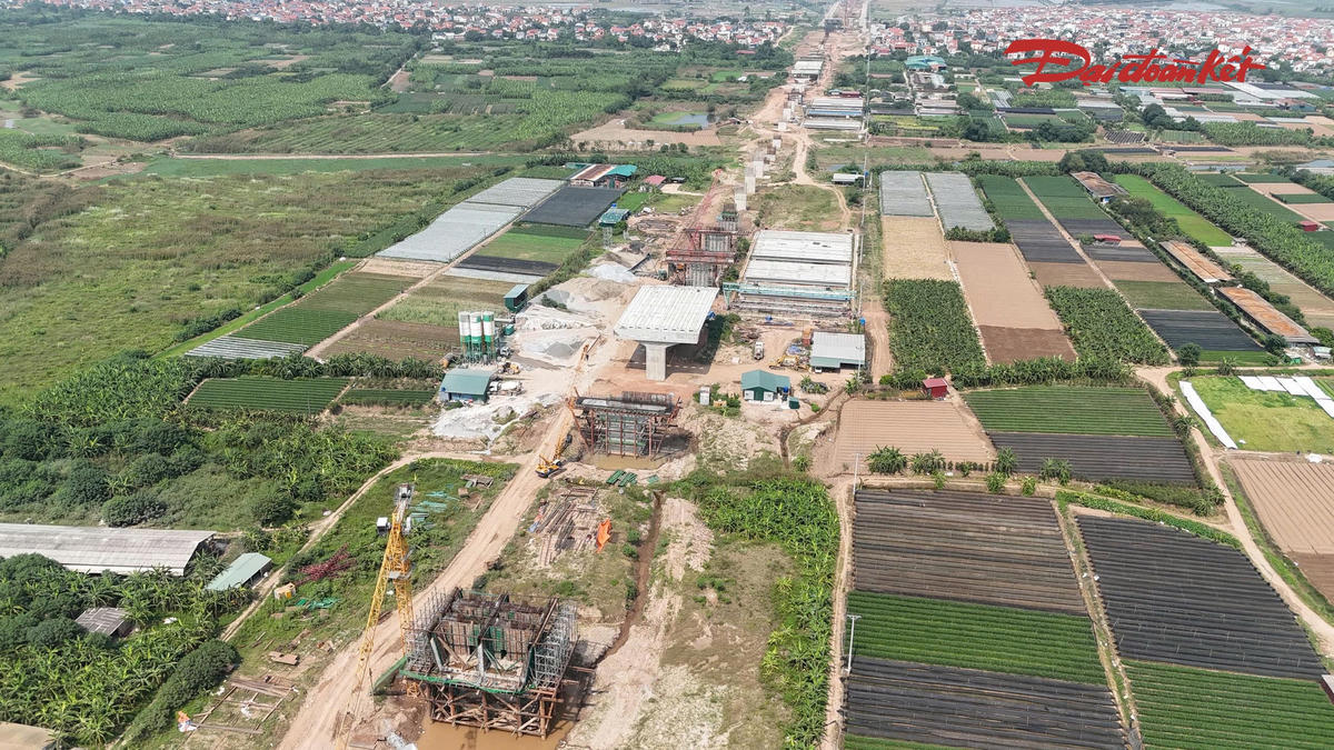 Khi hoàn thành, cầu Hồng Hà sẽ góp phần tăng cường kết nối giao thông giữa khu vực phía Bắc và phía Tây Hà Nội, đồng thời cải thiện khả năng liên kết với các địa phương lân cận như Hưng Yên, Bắc Ninh và Phú Thọ. Công trình cũng là một mắt xích quan trọng trong việc hoàn thiện tuyến Vành đai 4 - Vùng Thủ đô, tạo thêm hướng kết nối và giảm áp lực cho một số tuyến giao thông hiện hữu.