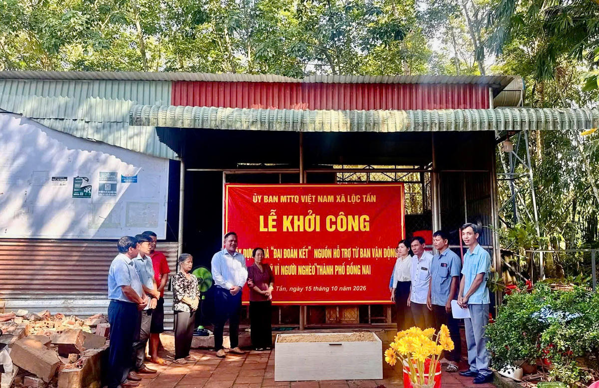 Lãnh đạo xã Lộc Tấn và các nhà tài trợ khởi công xây dựng nhà Đại đoàn kết. Ảnh: A.T