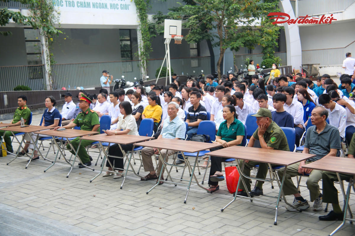 Chương trình có sự tham gia của đại diện Phòng CSGT, Công an phường Tây Hồ, Ban Giám hiệu Trường THPT Đông Đô, Trường THPT Phan Chu Trinh, Tổ dân phố 30 cùng 907 học sinh và người dân trên địa bàn.