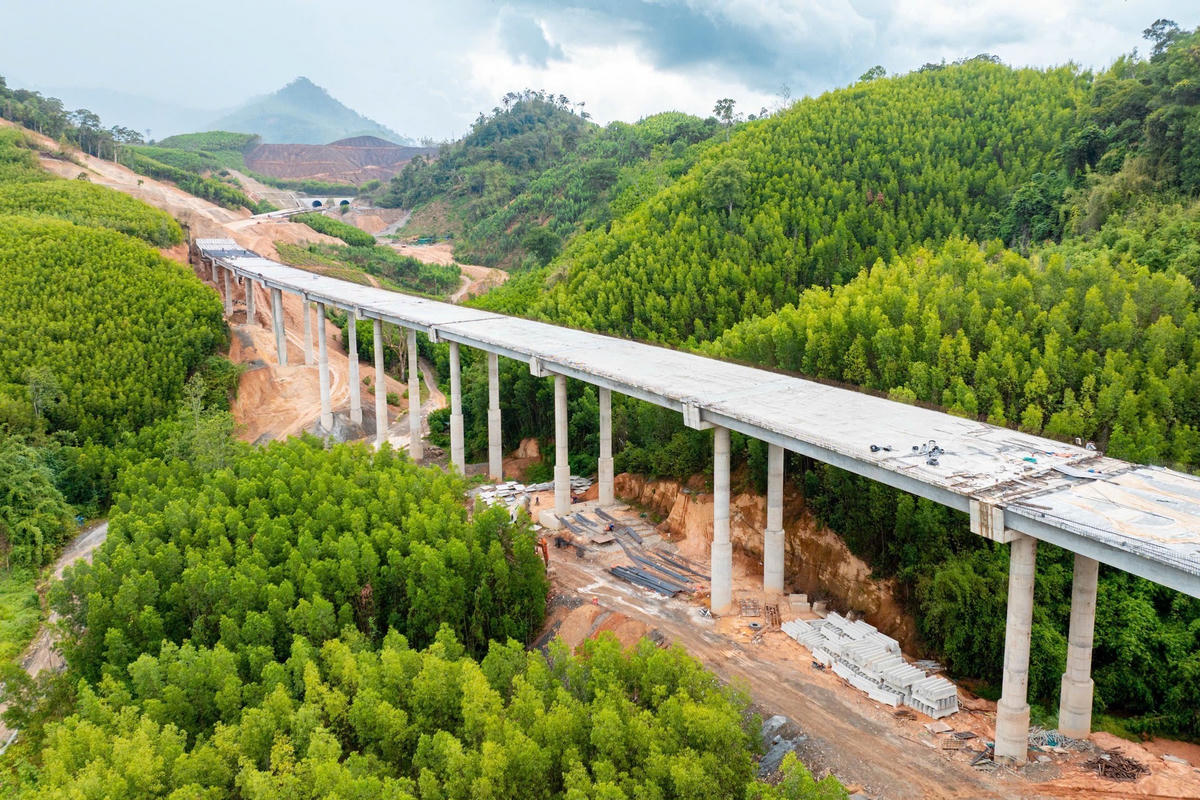 Cùng với việc đảm bảo tiến độ, chất lượng và an toàn, công trường còn là nơi các kỹ sư, công nhân được kèm cặp, truyền nghề… chuẩn bị lực lượng cho các dự án tiếp theo.