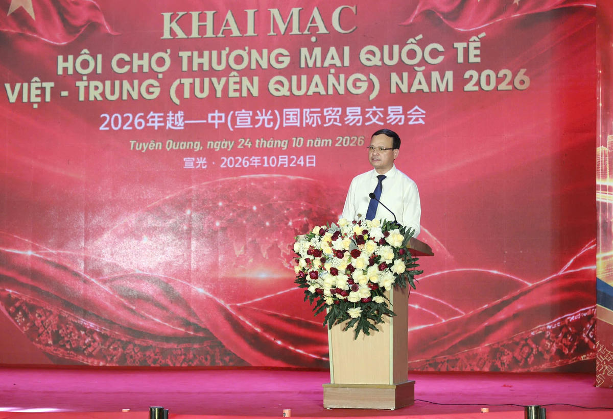 Ông Nguyễn Mạnh Tuấn, Phó Chủ tịch Thường trực UBND tỉnh Tuyên Quang phát biểu khai mạc Hội chợ.
