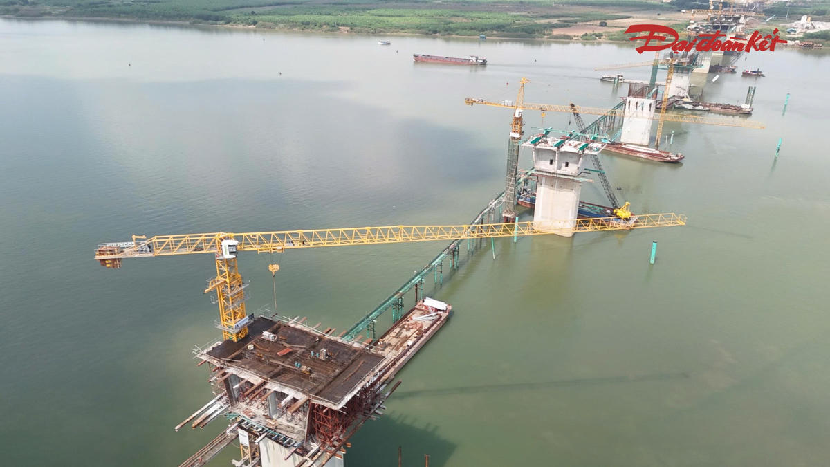 Khác với các nhịp cầu cạn sử dụng dầm Super T được đúc sẵn rồi vận chuyển, lao lắp lên trụ, khu vực cầu chính vượt sông Hồng được triển khai theo phương pháp đúc hẫng cân bằng.