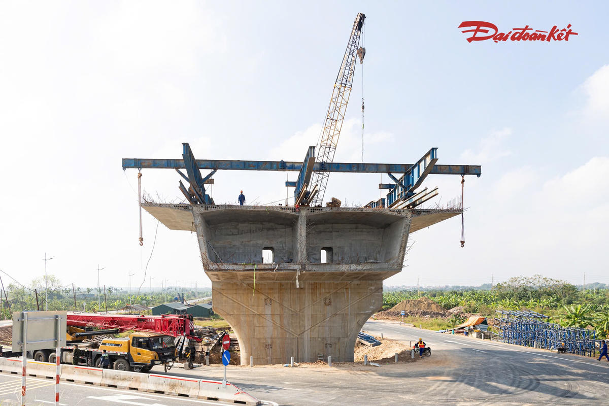 Những phiến dầm đầu tiên xuất hiện tại cầu Hồng Hà gần 10.000 tỷ đồng