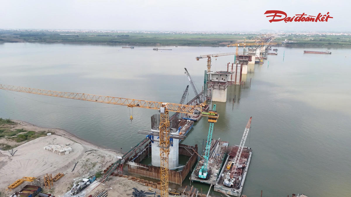 Những phiến dầm đầu tiên xuất hiện tại cầu Hồng Hà gần 10.000 tỷ đồng