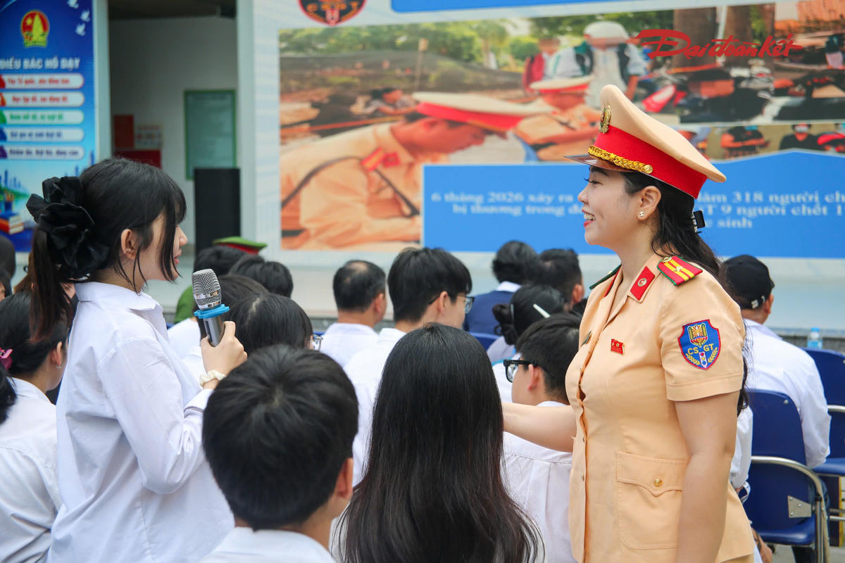 Nội dung tuyên truyền được xây dựng phù hợp với từng nhóm đối tượng, tập trung vào những quy định và tình huống thường gặp khi tham gia giao thông. Trong đó, đối với học sinh THPT, báo cáo viên nhấn mạnh quy định về độ tuổi, điều kiện điều khiển xe mô tô, xe gắn máy; hướng dẫn đội mũ bảo hiểm đúng cách, chấp hành tín hiệu đèn giao thông, đi đúng phần đường, làn đường và không sử dụng điện thoại khi điều khiển phương tiện.